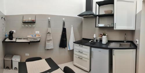 una cucina con un lavello e un piano di lavoro di Donna Fede a Monopoli