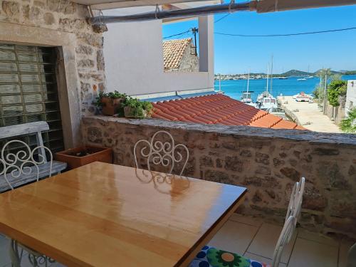 House Admiralda near center and Luke beach