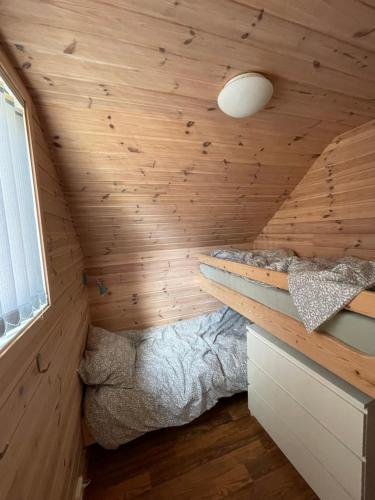 Ένα ή περισσότερα κρεβάτια σε δωμάτιο στο Selvåg cabins by the sea including small boat