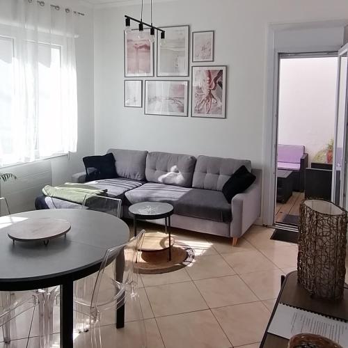 - un salon avec un canapé et des tables dans l'établissement Appartement hyper centre à 250 m de la plage, à Arcachon