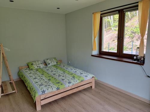 Ένα ή περισσότερα κρεβάτια σε δωμάτιο στο Apartamenty pod groniem