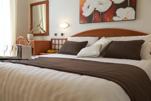 Un pat sau paturi într-o cameră la Hotel il Delfino