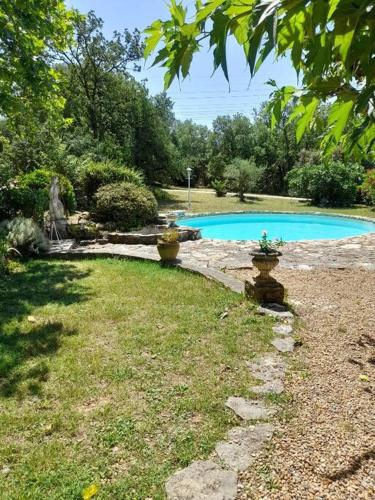 une cour arrière avec deux piscines et une cour avec de l'herbe dans l'établissement L étrier, à Lorgues