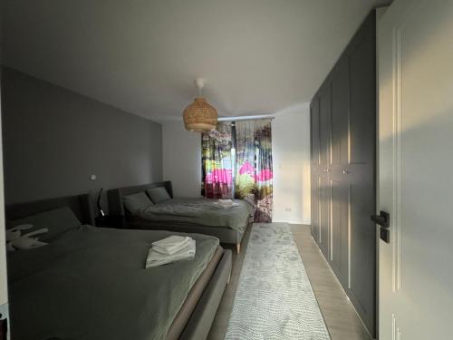 a small bedroom with a bed and a couch at Lazăr Home in TÄƒuÅ£ii MÄƒgheruÅŸ
