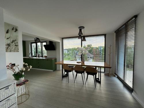 a dining room with a table and some chairs at Lazăr Home in TÄƒuÅ£ii MÄƒgheruÅŸ