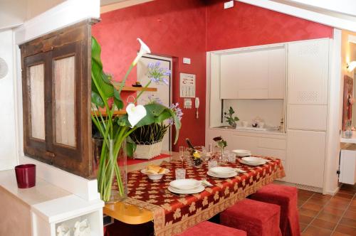 una sala da pranzo con tavolo e pareti rosse di Villa Callas 16 a Sirmione