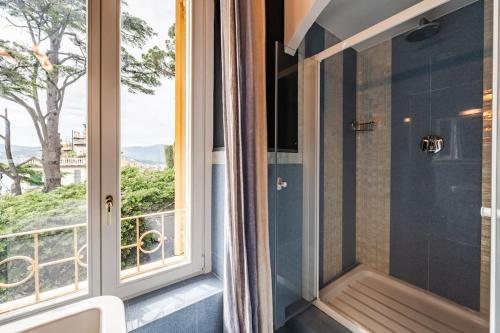 łazienka z prysznicem i dużym oknem w obiekcie Portofino Villa Vista Mare - Giardino - Free Parking w mieście Zoagli