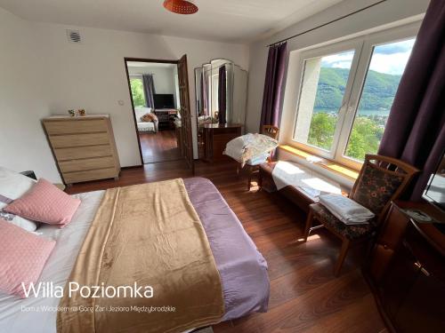 Ένα ή περισσότερα κρεβάτια σε δωμάτιο στο Willa Poziomka z tarasem i widokiem na Górę Żar i Jezioro Międzybrodzkie