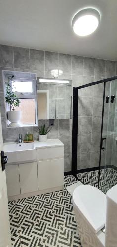 a bathroom with a sink and a shower at Rose Homestay Brighton - Free parking Ensuite studio room near Brighton Uni in Brighton & Hove