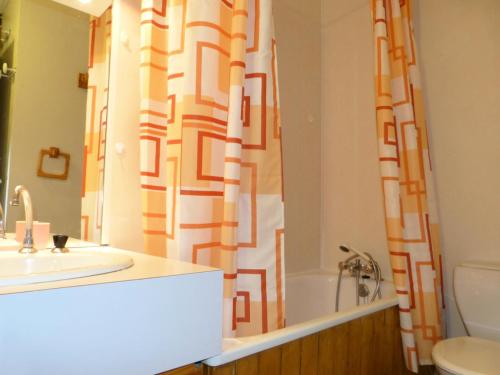 une salle de bain avec un lavabo et un rideau de douche dans l'établissement Résidence Diamant - Studio pour 4 Personnes 094, à Aime La Plagne