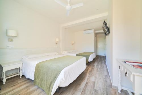 Postel nebo postele na pokoji v ubytování Hostal Sol y Miel