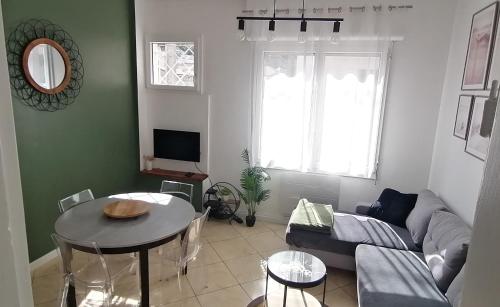 un salon avec un canapé et une table dans l'établissement Appartement hyper centre à 250 m de la plage, à Arcachon