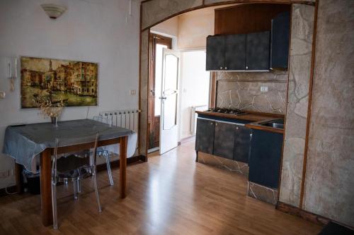 Kuchyň nebo kuchyňský kout v ubytování Le Chevalier Apartment