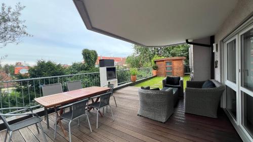 a patio with a table and chairs on a balcony at LudwigsHome Luxus - Zentral, Kostenloser Parkplatz, Terrasse in Ludwigsburg