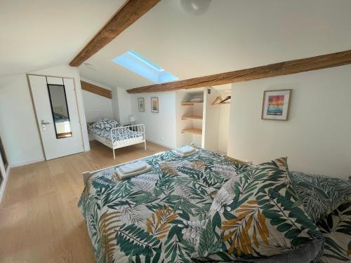 une chambre avec un lit dans une pièce avec une fenêtre dans l'établissement Grange rénovée, jardin privé et piscine partagée, à Poussan