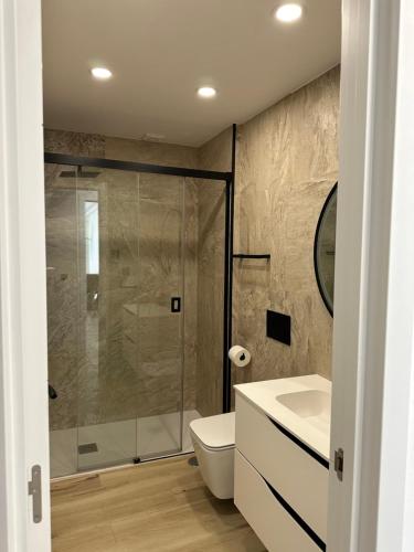 Et badeværelse på La Cala Penthouse Retreat