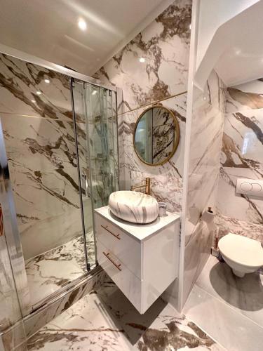 une salle de bain avec une douche, un lavabo et des toilettes dans l'établissement Magnifique T2 port de Nice, à Nice