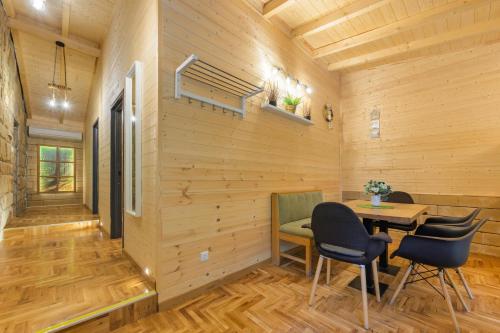 a small dining room with a table and chairs at Montebelo Villas in Veliko Tŭrnovo