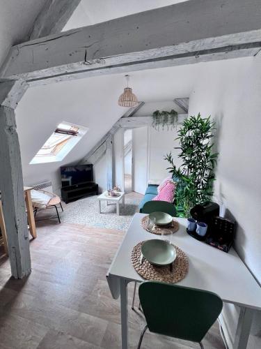 un salon avec une table et un canapé dans l'établissement T2 centre gare, à Rennes