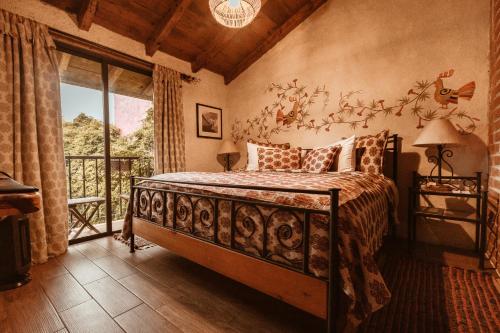 a bedroom with a bed in a room with a window at Hotel Villas Casa Morada in San Cristóbal de Las Casas
