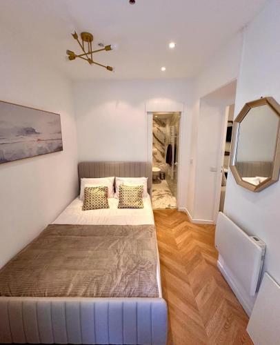 une chambre avec deux lits et un miroir dans l'établissement Magnifique T2 port de Nice, à Nice