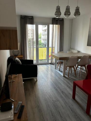 un salon avec un canapé et une table dans l'établissement Appartement 4 personnes tout confort à Strasbourg, à Strasbourg
