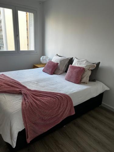 une chambre avec un grand lit avec deux oreillers dans l'établissement Appartement 4 personnes tout confort à Strasbourg, à Strasbourg