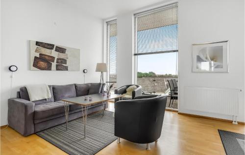 un soggiorno con un divano e un tavolo di Apartment Nordre Havnevej Rømø V a Rømø Kirkeby