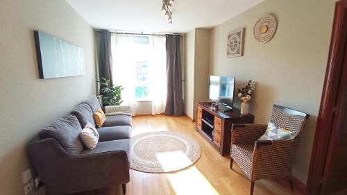 エル・アスティジェロにあるLas MARIPOSAS , 3 habitacionesのソファとテレビのあるリビングルーム