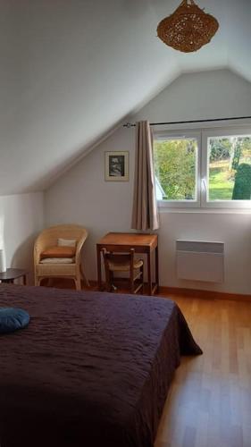 une chambre avec un lit, un bureau et une fenêtre dans l'établissement A 2 pas de la mer, à Hautot-sur-Mer