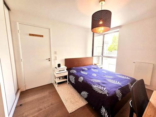 - une chambre avec un lit, une fenêtre et une porte dans l'établissement Chic appartement en plein Paris, à Paris