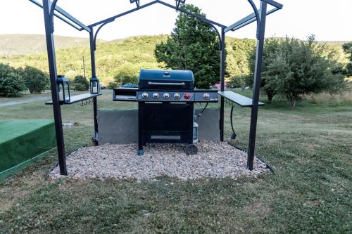 Kemudahan BBQ tersedia untuk tetamu di rumah percutian