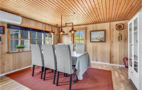 a dining room with a table and chairs at Awesome Home In Nyborg With Wifi in Nyborg