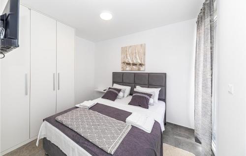 Nice Apartment In Okrug Gornji With Wifi