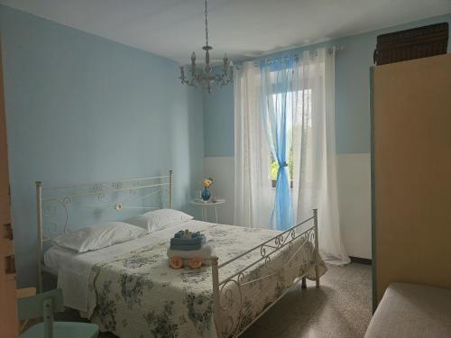 un dormitorio con una cama y una ventana en La Casa del Duca, en Montalto delle Marche