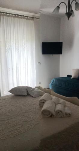 a bedroom with a bed with towels on it at Cristalli di Keli in Santa Elisabetta