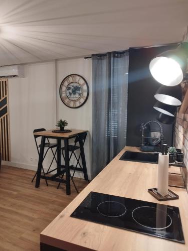 une cuisine avec un évier et un plan de travail dans l'établissement Cosy studio rénové style industriel, à La Seyne-sur-Mer