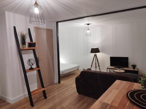 un salon avec un canapé et une télévision dans l'établissement Cosy studio rénové style industriel, à La Seyne-sur-Mer