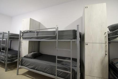 Palanda nebo palandy na pokoji v ubytování Hostel K13