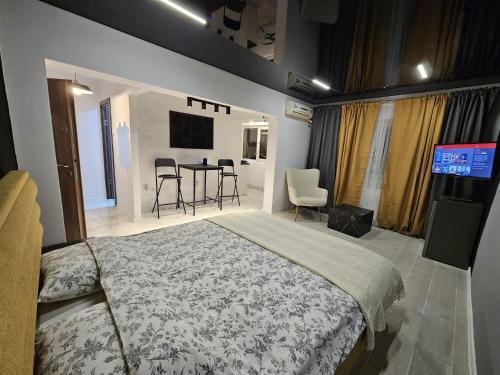 Un dormitorio con una cama y una mesa y sillas. en Zet Studio, en Brăila