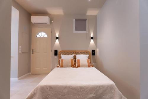 - une chambre avec un grand lit et un couvre-lit blanc dans l'établissement Studio - Calme - à 700m de la plage et calanques, à Marseille