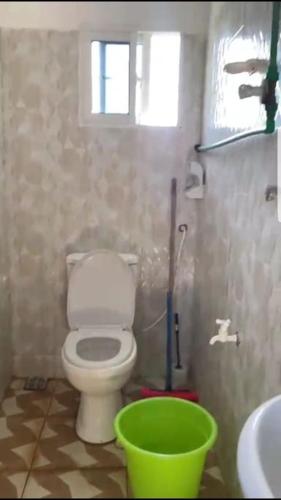 Bilik mandi di Tina's Tranquil Nest, Kilifi
