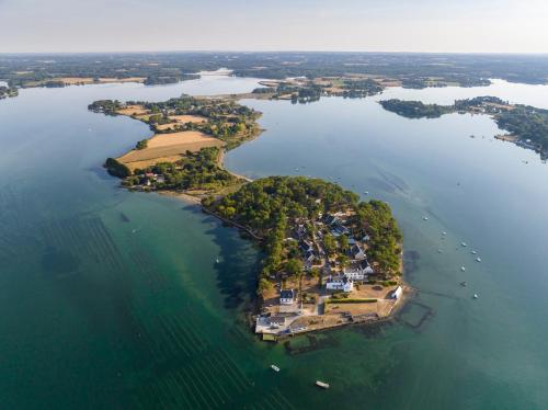 une île au milieu d'une grande étendue d'eau dans l'établissement Villa Piscine & Presqu'île, à Carnac