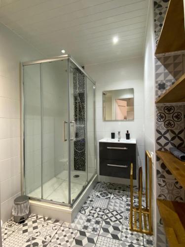 une salle de bain avec une douche en verre et un lavabo dans l'établissement Superbe appartement T2 en résidence avec piscine, à Saint-Cyprien