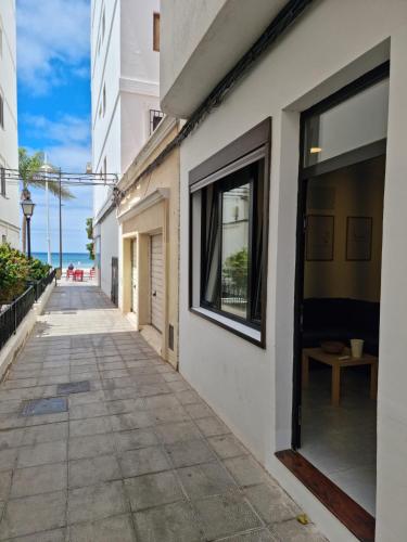 an empty alleyway between two buildings with a window at Apto Islote in Arrecife