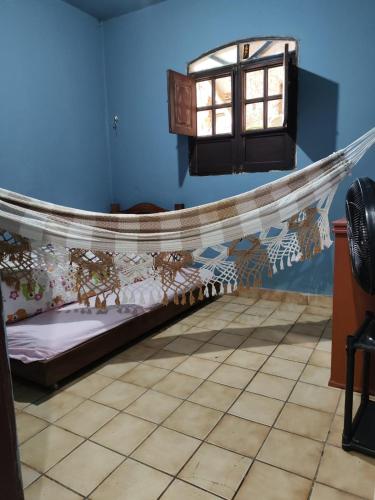 ein Zimmer mit einem Bett und einem Fenster in der Unterkunft Casa Festival de inverno Garanhuns in Garanhuns