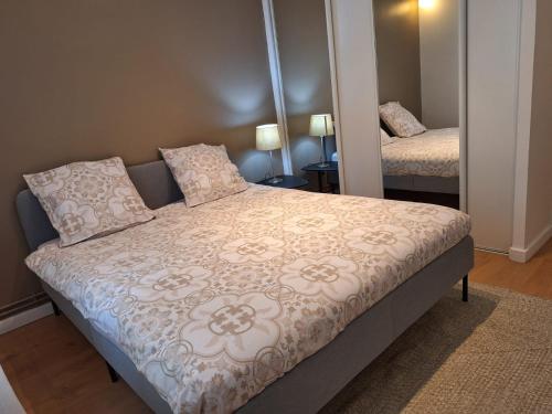 une chambre avec un lit et un miroir dans l'établissement appartement Velodrome-Borely, à Marseille
