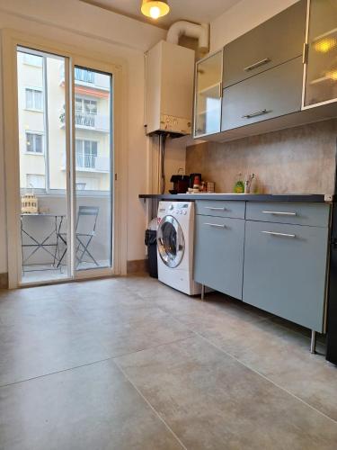 une cuisine avec une machine à laver et un lave-linge dans l'établissement appartement Velodrome-Borely, à Marseille