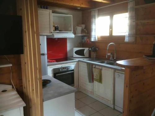 Kuchyň nebo kuchyňský kout v ubytování Loue chalet