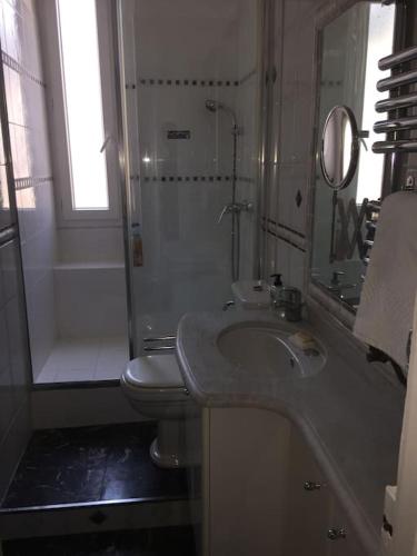 une salle de bain avec un lavabo, une douche et des toilettes dans l'établissement Côté Arc de Triomphe, à Paris